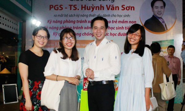 PGS.TS Huỳnh Văn Sơn và nhóm tác giả ra mắt bộ sách mang đậm dấu ấn nhân văn